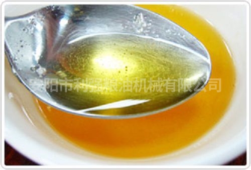 用鸡腹腔里的脂肪熬炼出来的油脂