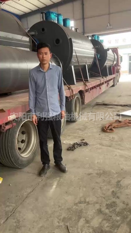 100吨熬炼动物油发货现场